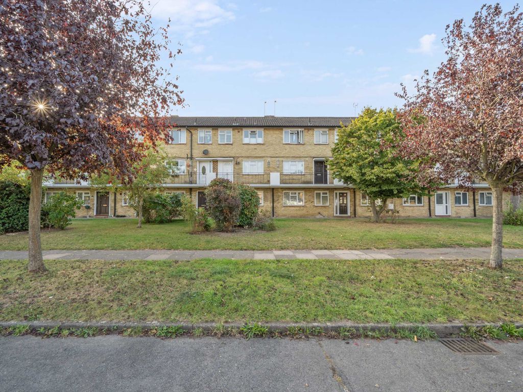 2 bed flat for sale in Glebe Way, Hanworth, Feltham TW13, £299,950 Zoopla