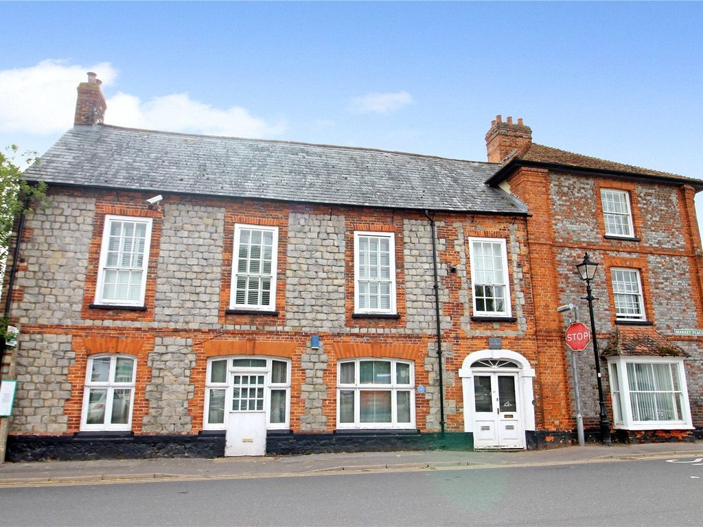 2 bed flat to rent in Lion Mews, Newbury Street, Lambourn, Hungerford