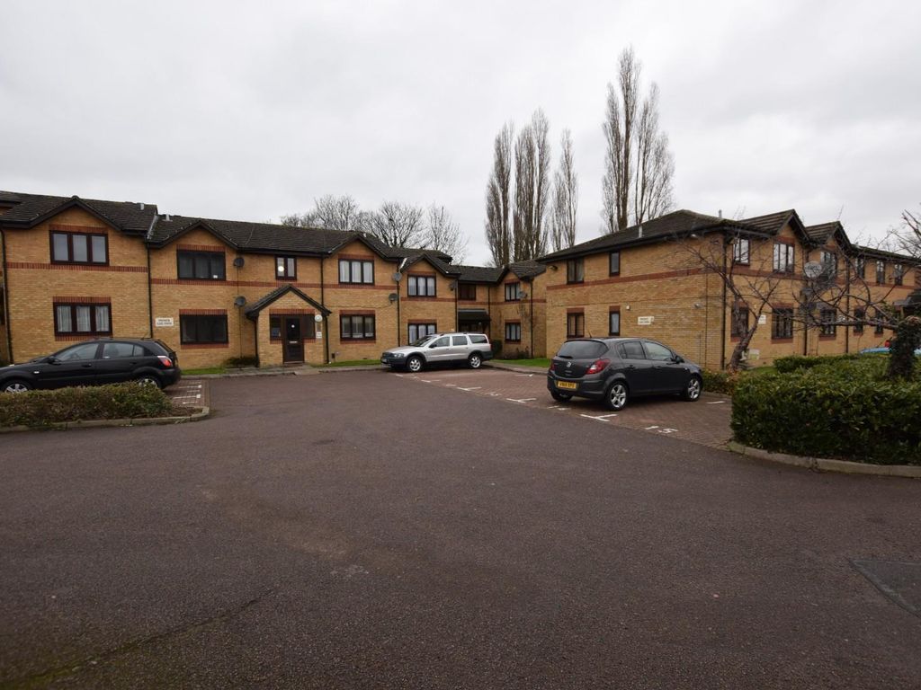 1 bed flat to rent in Alexander Court, Cheshunt, Waltham Cross EN8, £