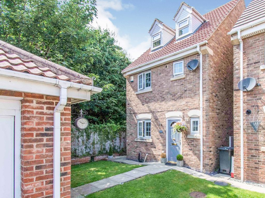 4 bed detached house for sale in Greenfield Court, Balby, Doncaster DN4