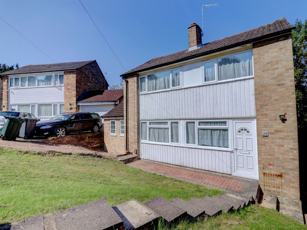 3 bed detached house for sale in Sharrow Vale, High HP12, £