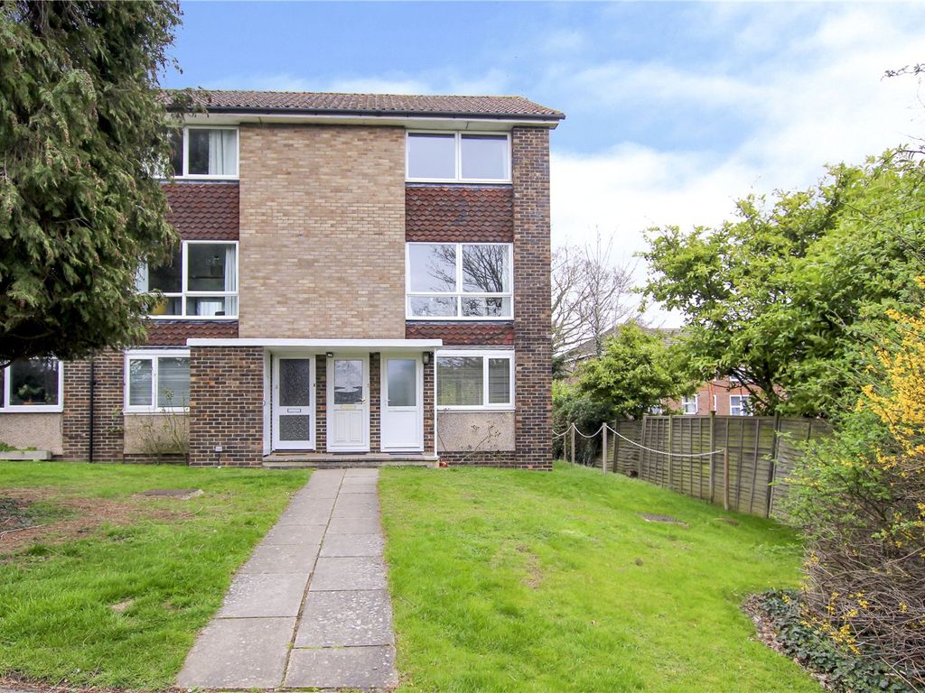 2 bed flat for sale in Wokingham Road, Bracknell, Berkshire RG42, £