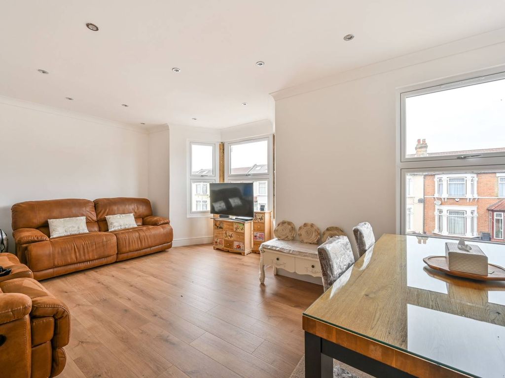 1 bed flat for sale in Seven Kings IG3, Seven Kings, Ilford, Zoopla
