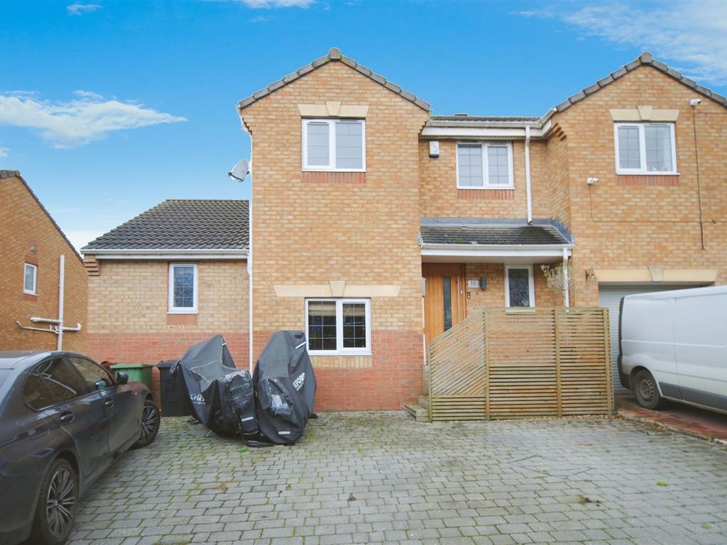 5 bed semidetached house for sale in Apple Tree Lane, Kippax, Leeds