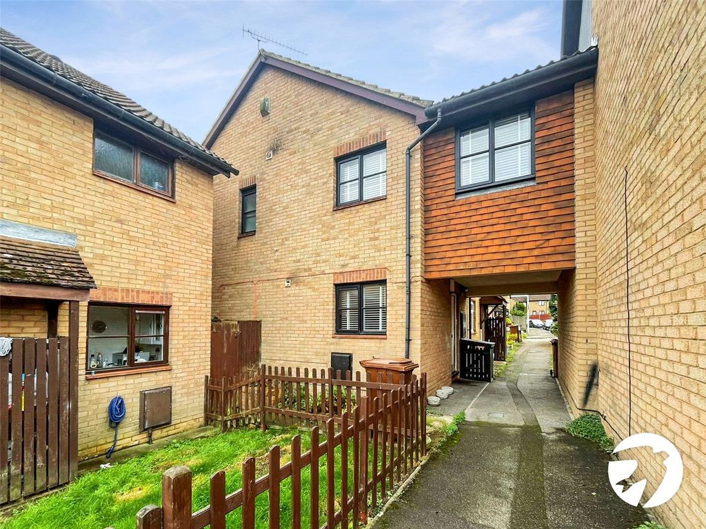 3 bed semidetached house to rent in Pirbright Close, Chatham, Kent ME5