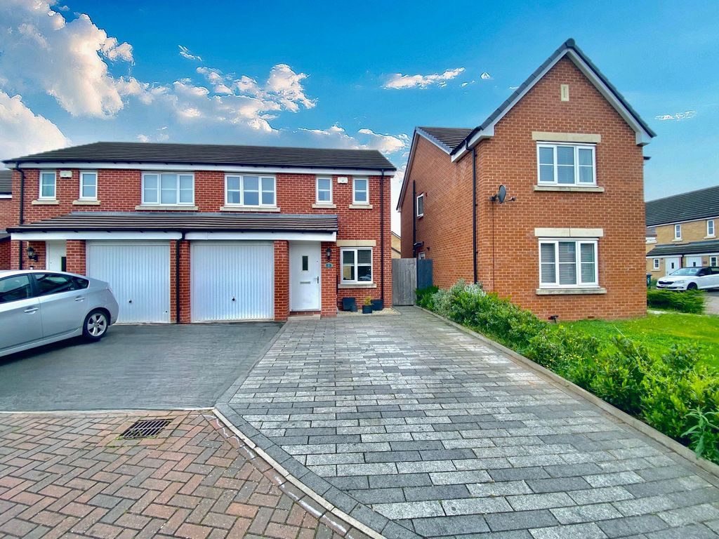 3 bed semidetached house for sale in Bradshaw Close, Coventry