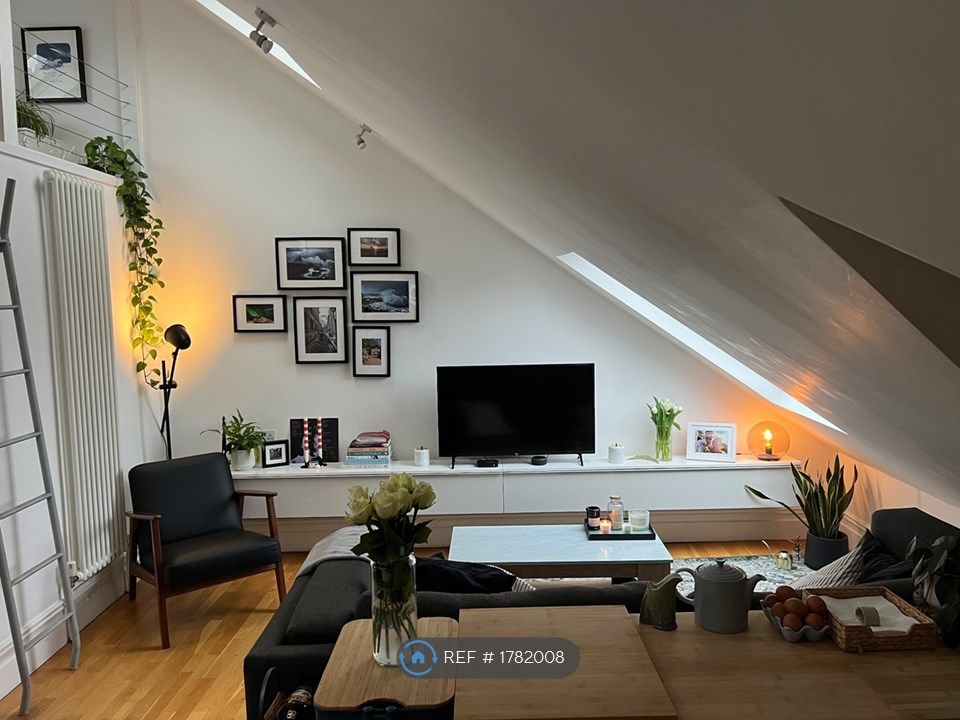 2 bed flat to rent in Clapham Common South Side, London SW4, £2,650 pcm