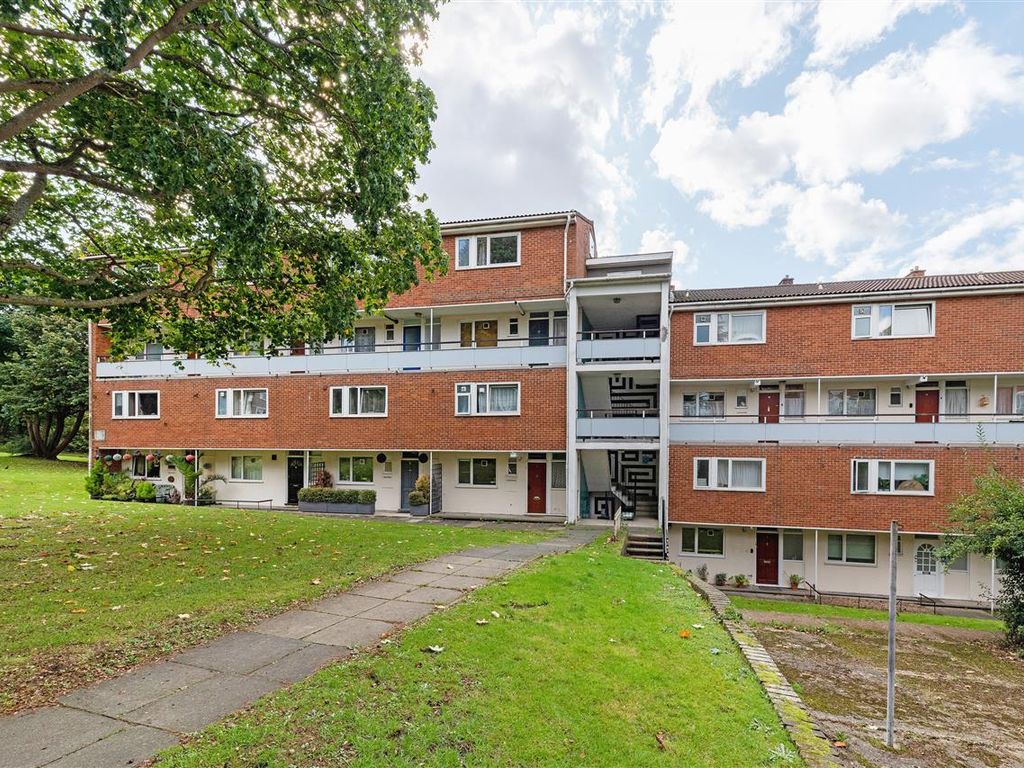 4 bed flat to rent in Clanfield House, Bessborough Road, Roehampton