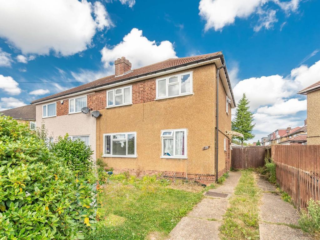 3 bed flat to rent in Charlbury Avenue, Stanmore HA7, £2,500 pcm Zoopla