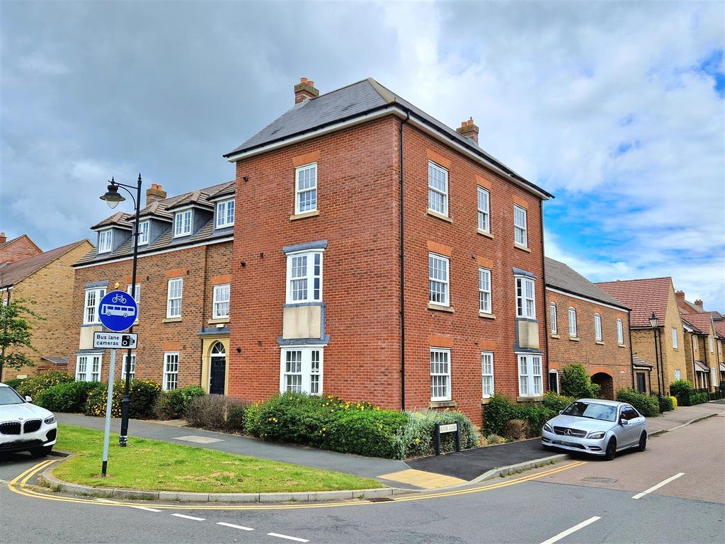 2 bed flat for sale in Wilkinson Road, Kempston, Bedford MK42, £190,000
