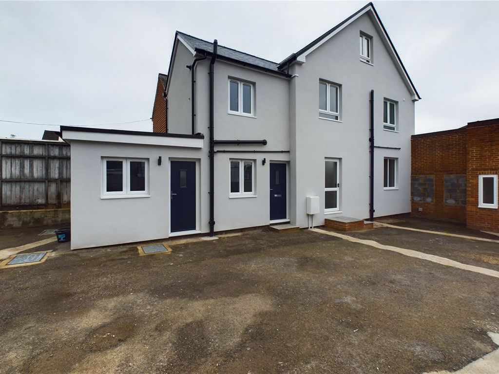 2 bed detached house to rent in Railway Approach, East Grinstead, West