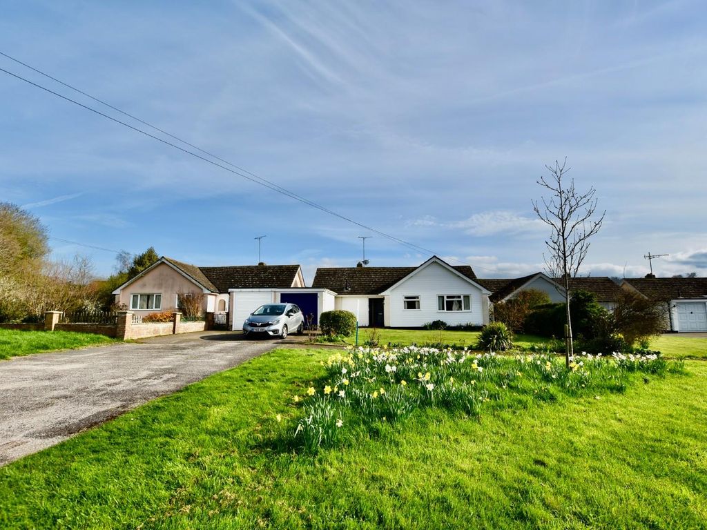 3 bed detached bungalow for sale in Raven Way, Hadleigh, Ipswich IP7, £