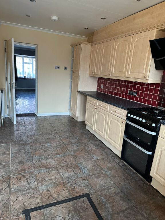 6 bed semidetached house to rent in Morton Close, Uxbridge UB8, £4,200