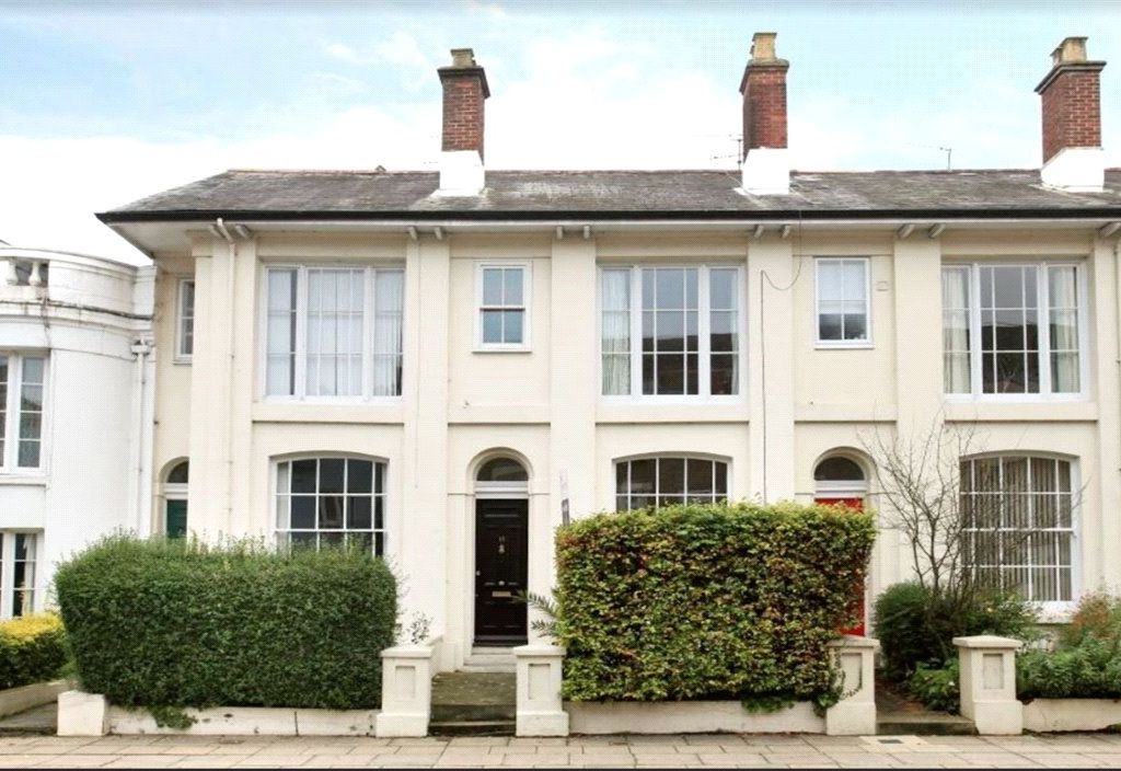 4 bed terraced house to rent in Eastgate Street, Winchester, Hampshire