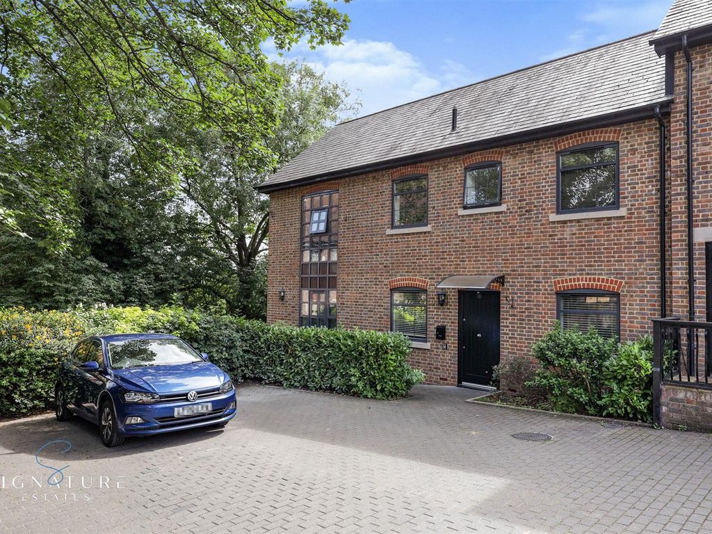 2 bed flat for sale in Saracens Mews, High Street, Kings Langley WD4, £