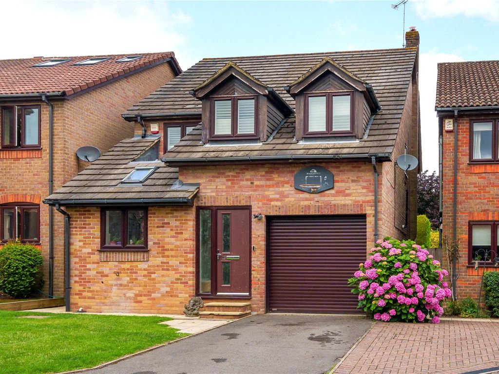 5 bed detached house for sale in Hervines Court, Amersham