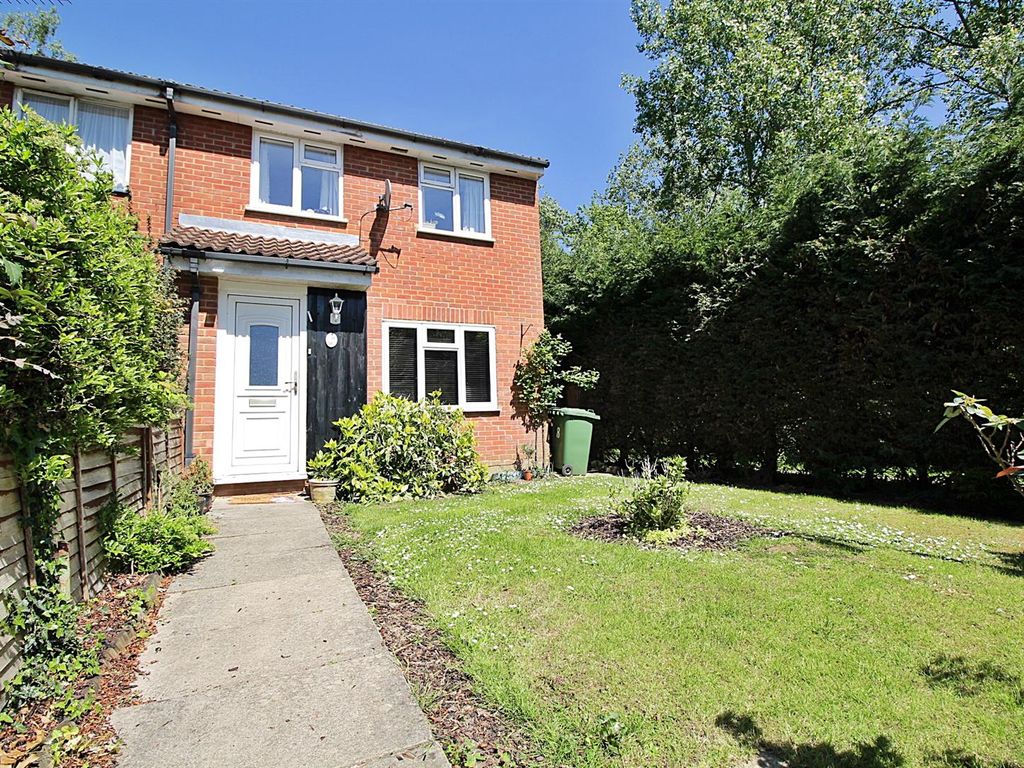 3 bed end terrace house for sale in Grace Close, Borehamwood WD6, £