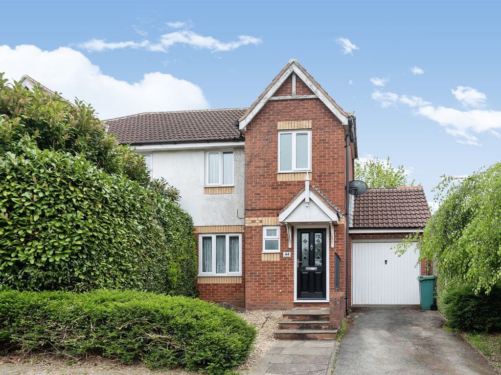 3 bed semidetached house for sale in Brill Place, Bradwell Common