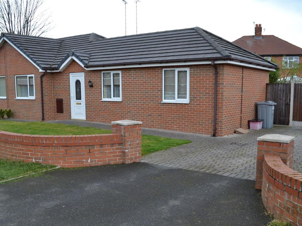 2 bed semidetached bungalow to rent in Third Avenue, Sandbach CW11, £