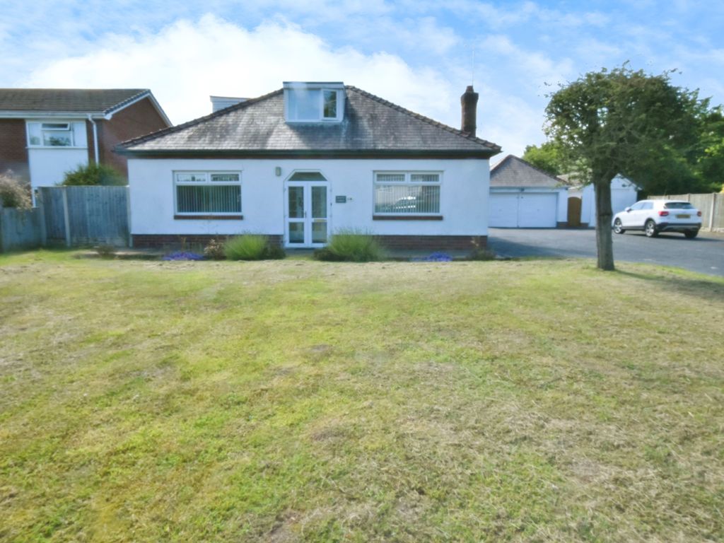 4 bed bungalow to rent in Borras Park Road, Borras LL12, £2,000 pcm