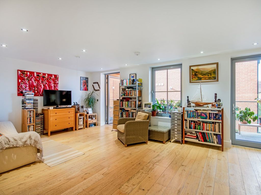 2 bed flat for sale in Fulham Palace Road, Crabtree Estate, Hammersmith