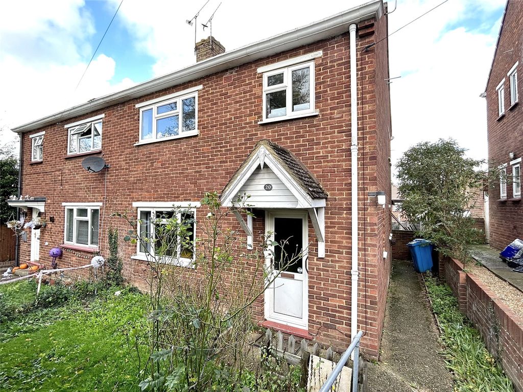 3 bed semidetached house for sale in Badger Close, Maidenhead