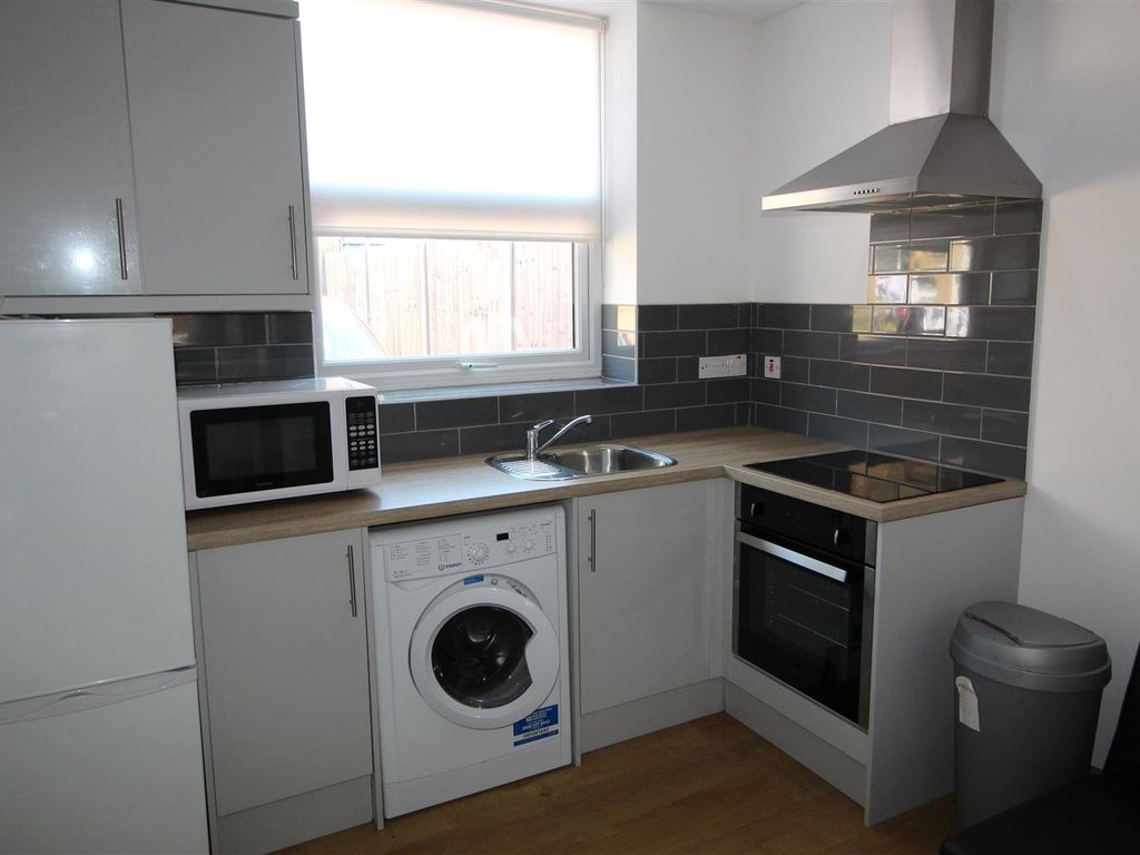 1 bed flat to rent in Victoria Street, Englefield Green, Egham TW20, £