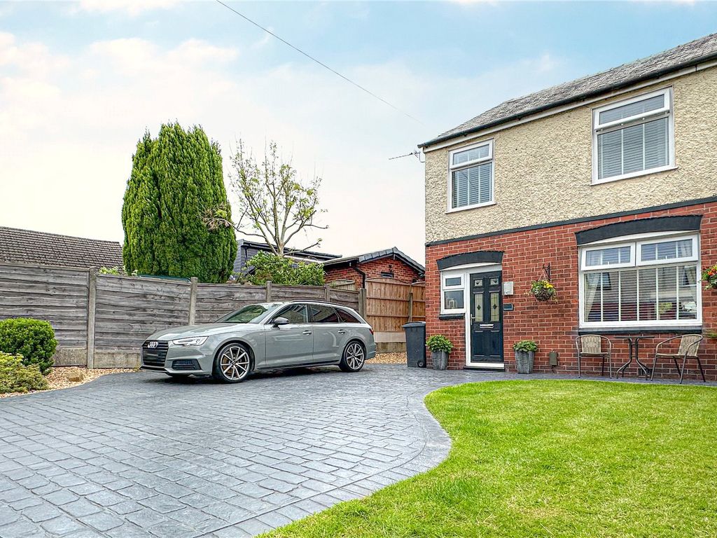 4 bed semidetached house for sale in Richmond Avenue, Chadderton