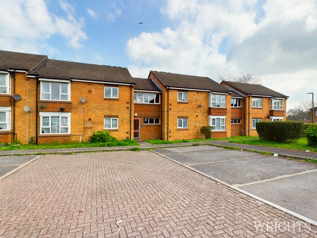 2 bed flat to rent in Margery Wood, Welwyn Garden City AL7, £1,400 pcm