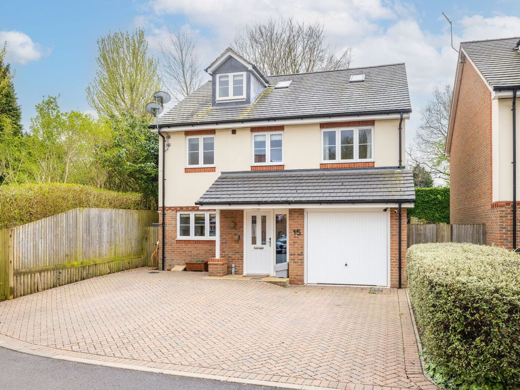 4 bed detached house for sale in Hawthorne Gardens, Caterham CR3, £ ...