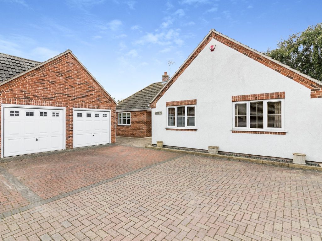 3 bed detached bungalow for sale in Oulton Road North, Lowestoft NR32