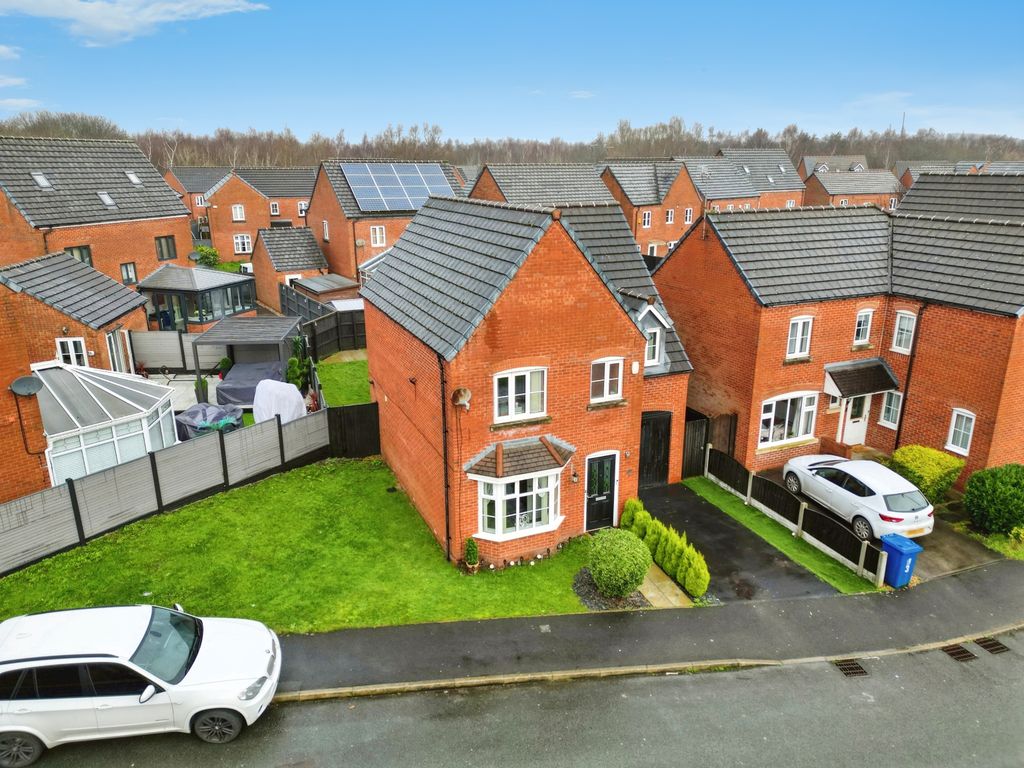 4 bed detached house for sale in Chatsworth Gardens, Ince, Wigan WN3, £