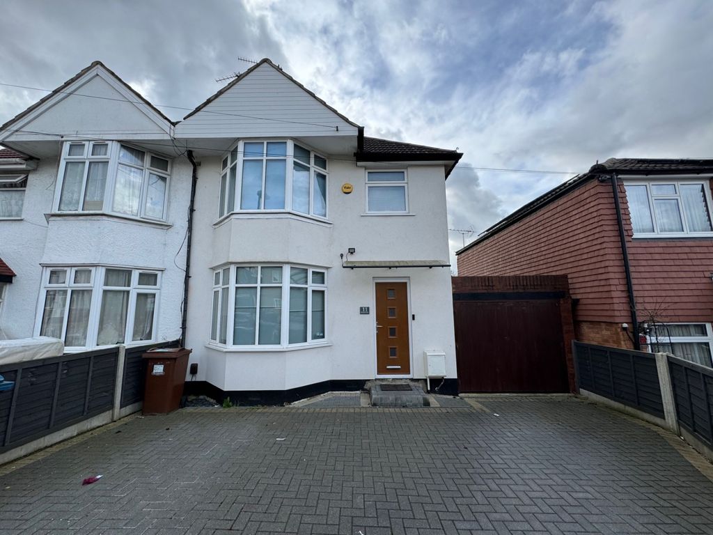 3 bed semidetached house to rent in Pembroke Place, Edgware HA8, £
