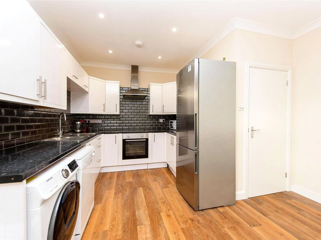 3 bed flat for sale in Hook Road, Chessington KT9 Zoopla