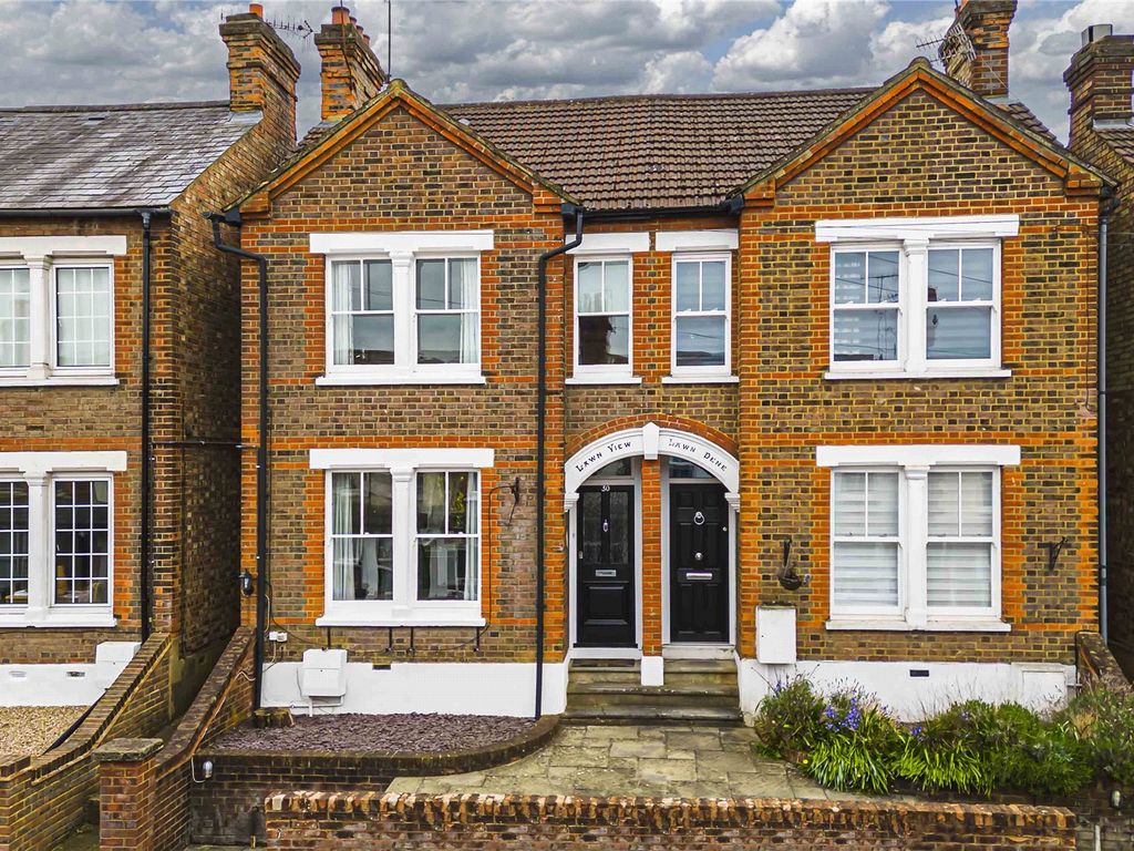 3 bed semidetached house for sale in Winifred Road, Apsley, Hemel