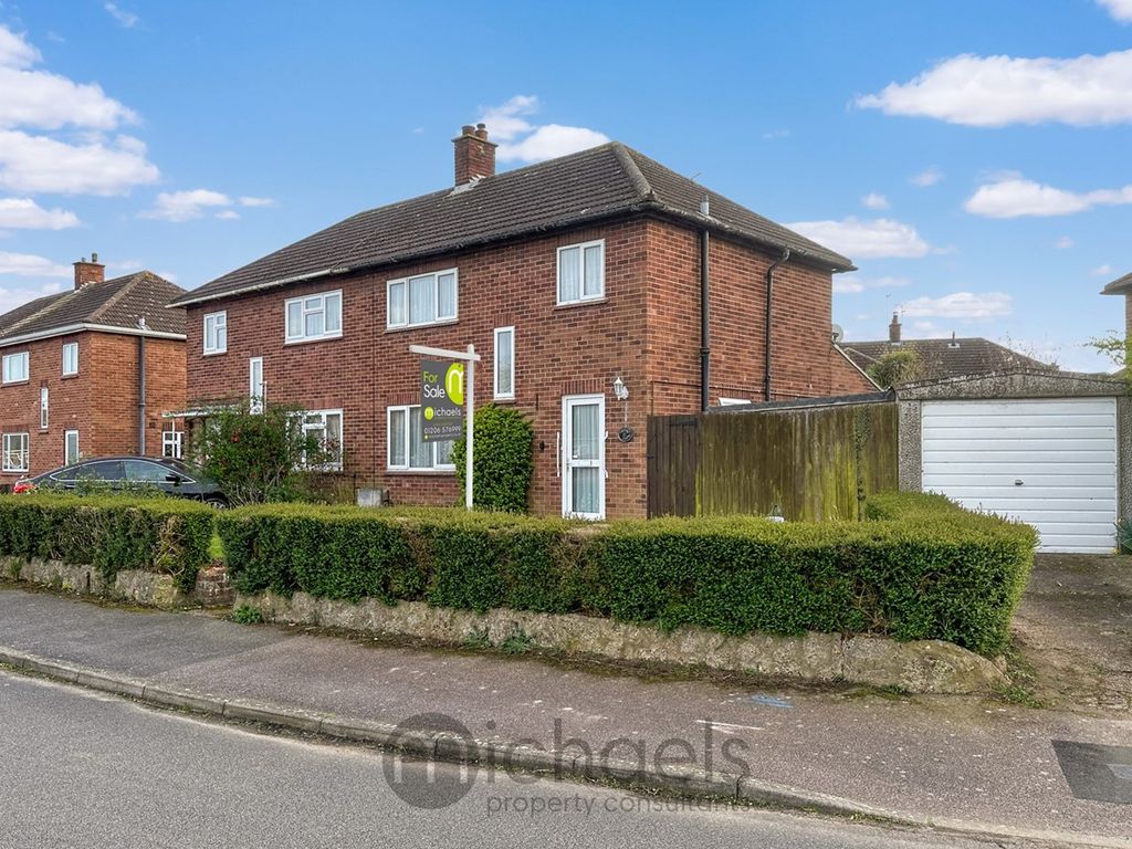 3 bed semidetached house for sale in Hills Crescent, Colchester CO3, £