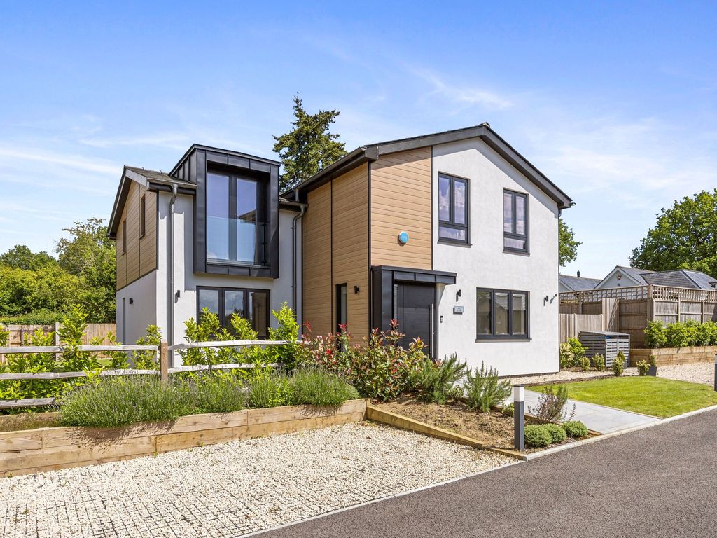 4 bed detached house for sale in Effingham Lane, Copthorne RH10, £