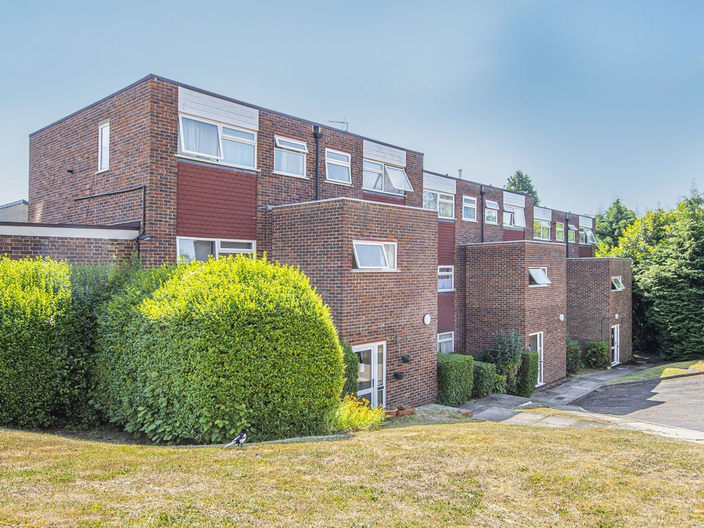 2 bed flat for sale in Woodlands Court, Woking GU22 Zoopla