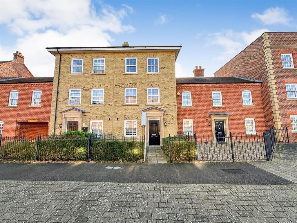 5 bed town house for sale in Greenkeepers Road, Great Denham, Bedford