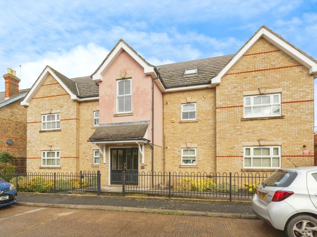 2 bed flat to rent in Crown Street, Egham TW20, £1,400 pcm Zoopla