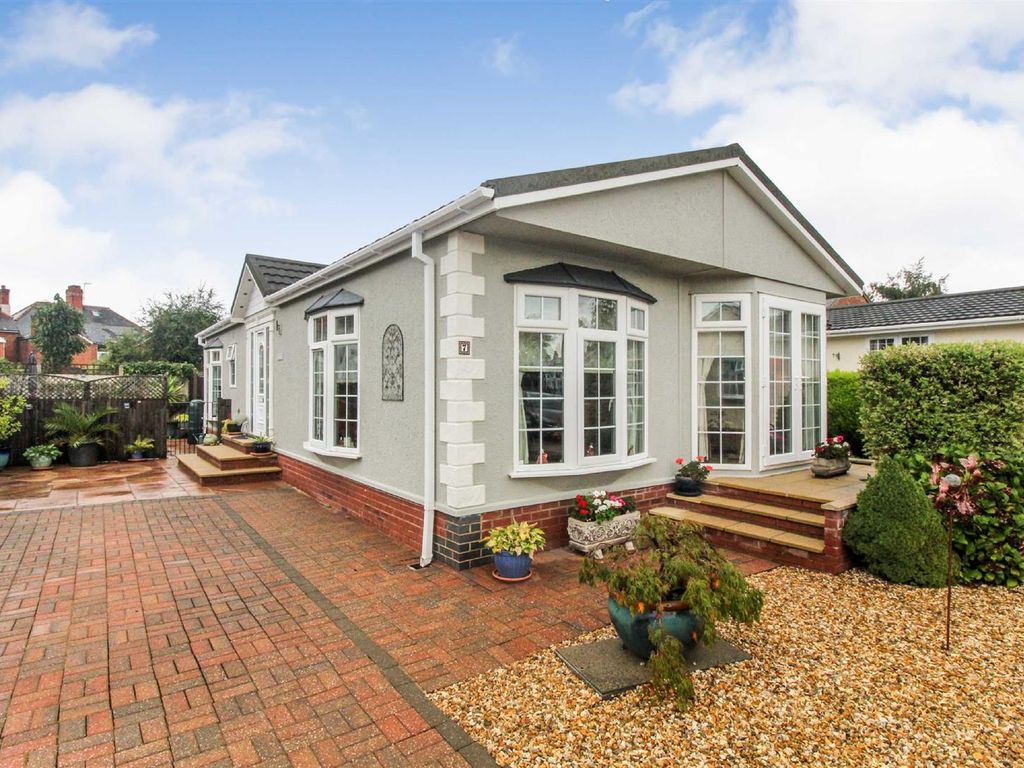 2 bed detached bungalow for sale in Whittington Road, Gobowen, Oswestry