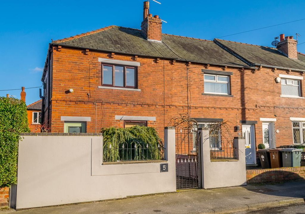 2 bed end terrace house for sale in Greenfield Avenue, Morley, Leeds