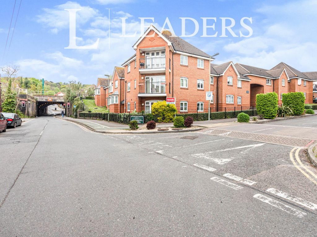 2 bed flat to rent in Tylehurst Drive, Redhill RH1 Zoopla