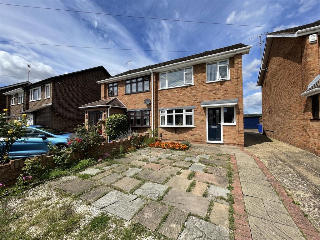 3 bed semidetached house for sale in Hope Avenue, StanfordLeHope