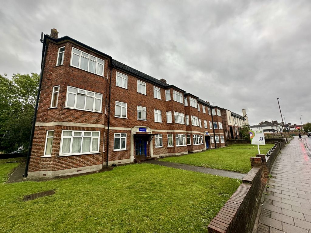 2 bed flat to rent in Royal Court, Court Road, Eltham SE9, £1,600 pcm Zoopla