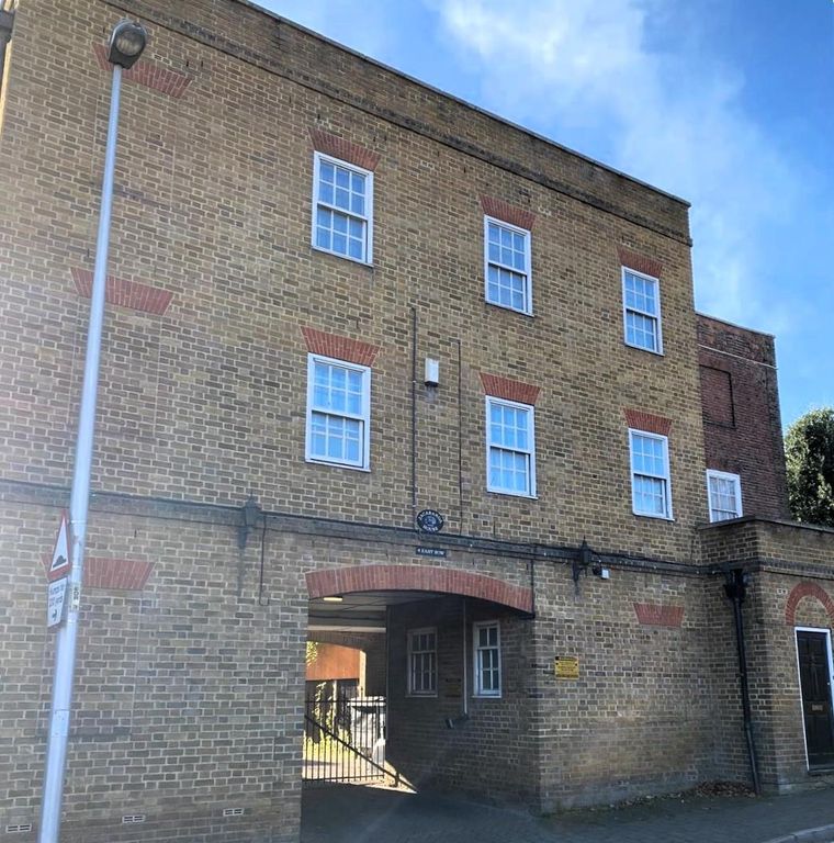 1 bed flat to rent in East Row, Rochester ME1, £900 pcm - Zoopla
