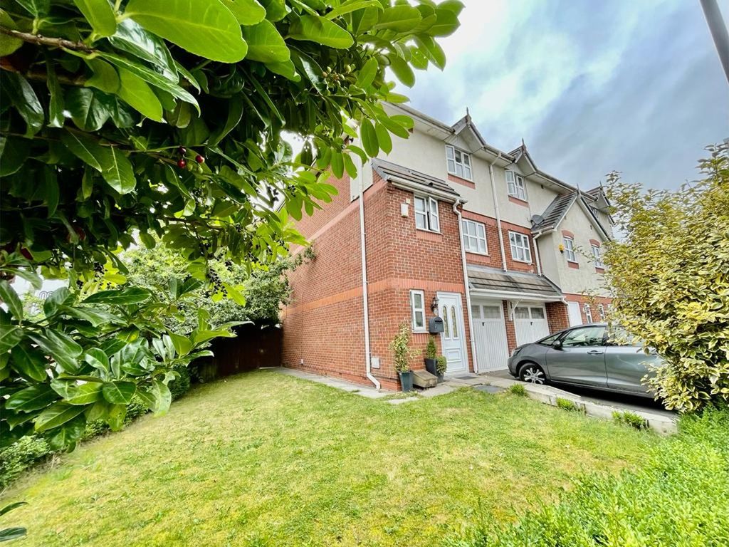 4 bed end terrace house to rent in Butterstile Close, Manchester M25, £