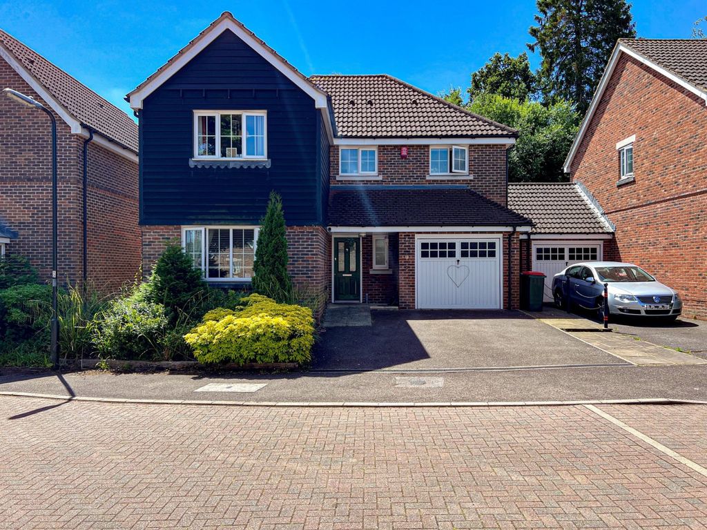 4 bed detached house for sale in Highwood Park, Broadfield, Crawley