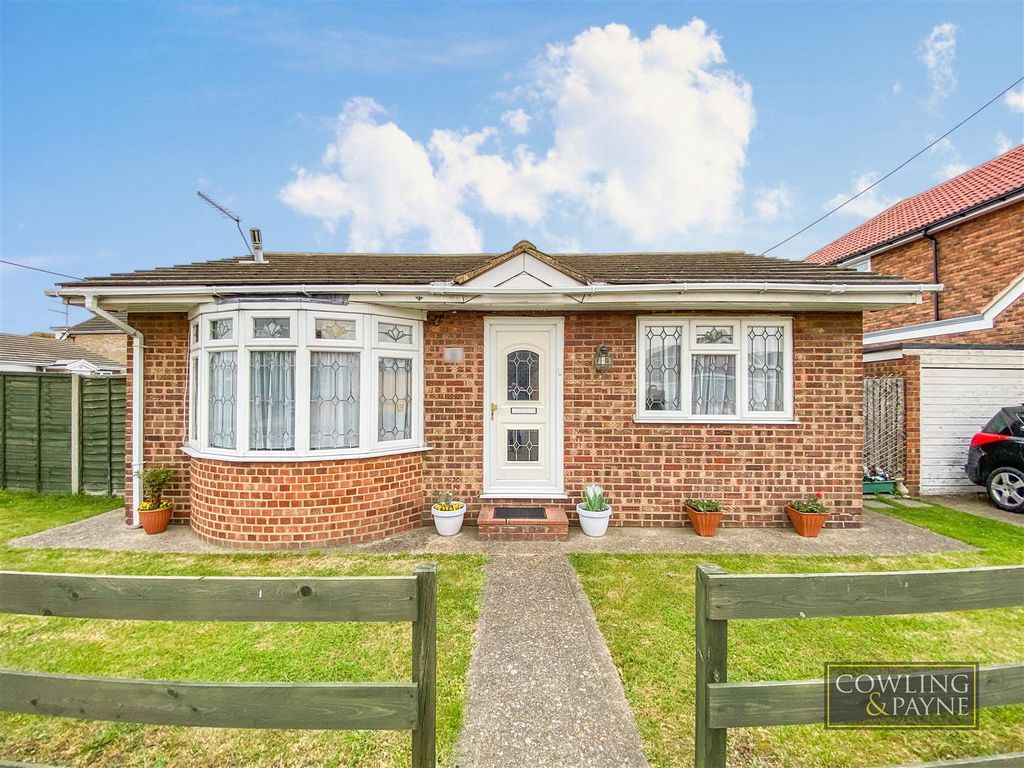 2 bed detached bungalow for sale in Craven Avenue SS8 Zoopla