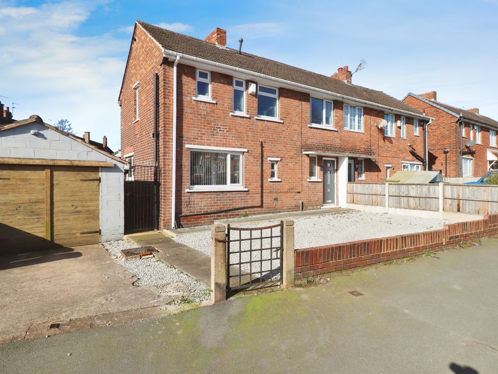 3 bed semidetached house for sale in Roberts Road, Doncaster DN12, £